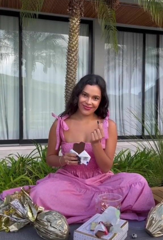 6. Sultry Emilly Araújo Shows Cleavage in Pink Crop Top