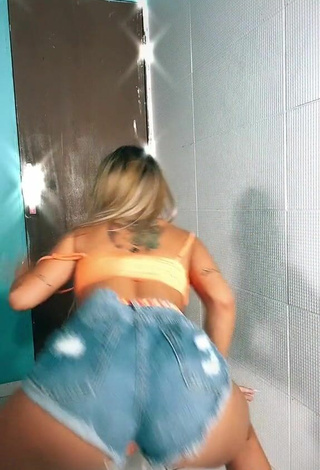 6. Beautiful Andressita Chegou in Sexy Orange Crop Top while Twerking