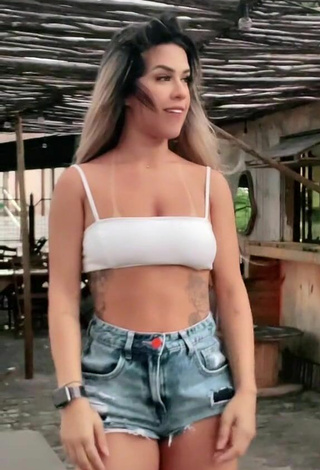 Cute Andressita Chegou in White Crop Top