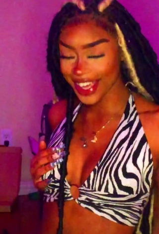 Erotic Ffrenchieeee Shows Cleavage in Zebra Crop Top