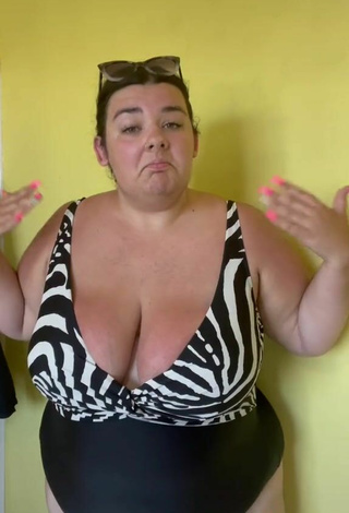 6. Luscious Florence Simpson Shows Cleavage