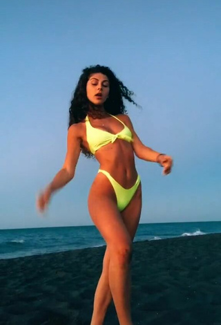 2. Luscious Ginevra Giaccherini Shows Cleavage in Yellow Bikini at the Beach