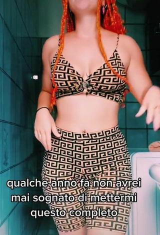 2. Erotic Giorgia Cavalluzzo Shows Cleavage in Crop Top