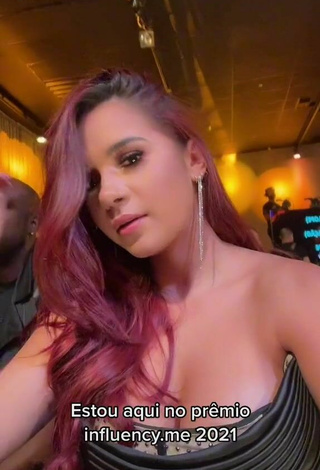 Cute Gizelly Bicalho Shows Cleavage