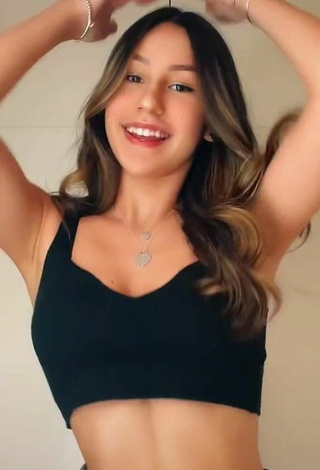 2. Luscious Lais Gomes Shows Cleavage in Black Crop Top