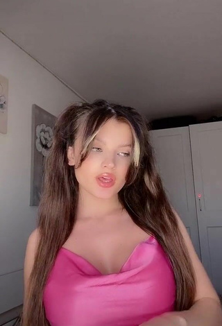 4. Beautiful Grisela Shows Cleavage in Sexy Pink Crop Top