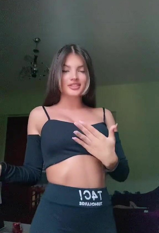 6. Sexy Grisela Shows Cleavage in Black Crop Top