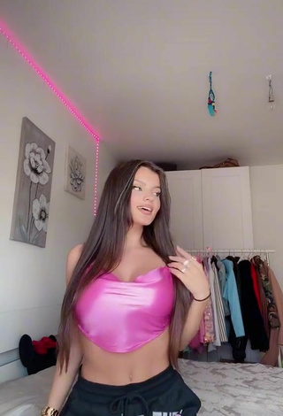 4. Magnificent Grisela Shows Cleavage in Pink Crop Top