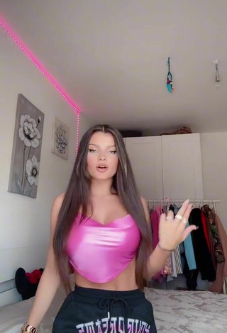 6. Magnificent Grisela Shows Cleavage in Pink Crop Top