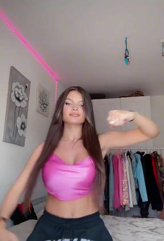 3. Fine Grisela Shows Cleavage in Sweet Pink Crop Top and Bouncing Boobs