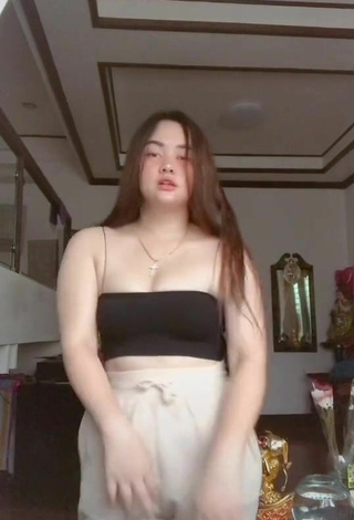 5. Seductive Delacruz Jane Pauline in Black Crop Top and Bouncing Boobs