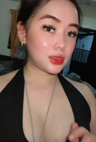 6. Sweet Delacruz Jane Pauline Shows Cleavage