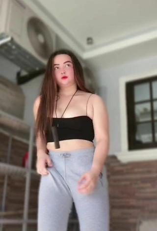 4. Sexy Delacruz Jane Pauline Shows Cleavage in Black Crop Top and Bouncing Tits