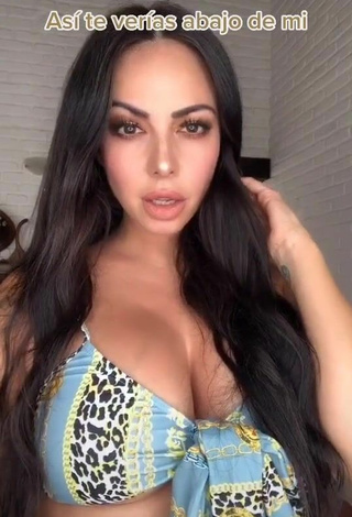 2. Sexy Jimena Sánchez Shows Cleavage in Crop Top