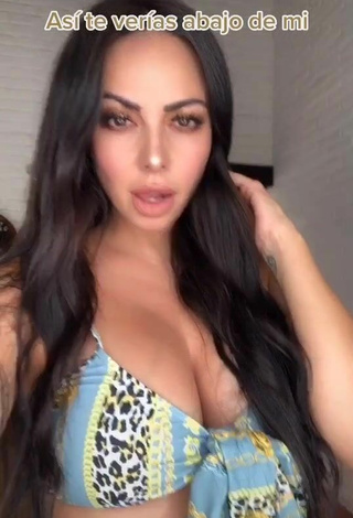 3. Sexy Jimena Sánchez Shows Cleavage in Crop Top