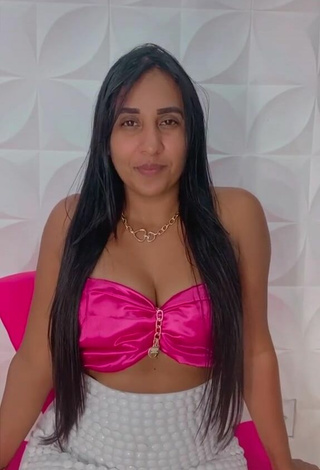 Hottie Karollyny Campos Shows Cleavage in Pink Crop Top