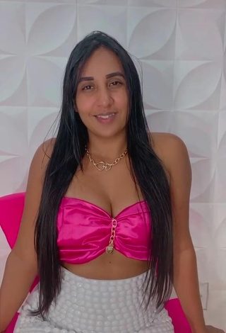 2. Hottie Karollyny Campos Shows Cleavage in Pink Crop Top