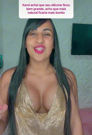 5. Titillating Karollyny Campos Shows Cleavage in Golden Crop Top while Twerking