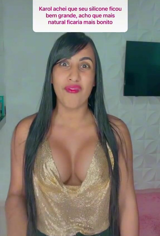 6. Titillating Karollyny Campos Shows Cleavage in Golden Crop Top while Twerking