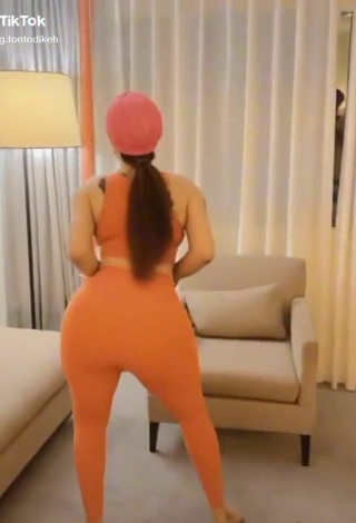 Sultry Tontolet Shows Big Butt