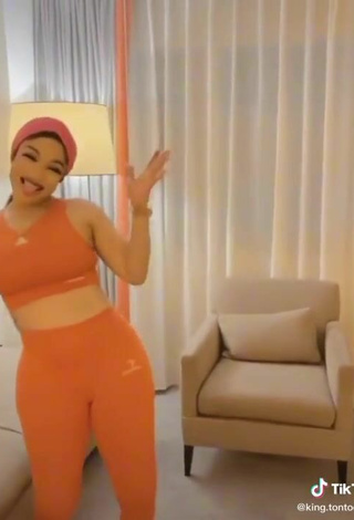 3. Sultry Tontolet Shows Big Butt