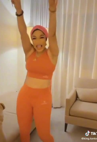 5. Sultry Tontolet Shows Big Butt