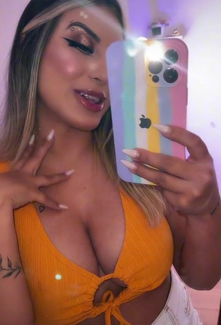 2. Sultry Laura Branquinho Shows Cleavage in Orange Crop Top