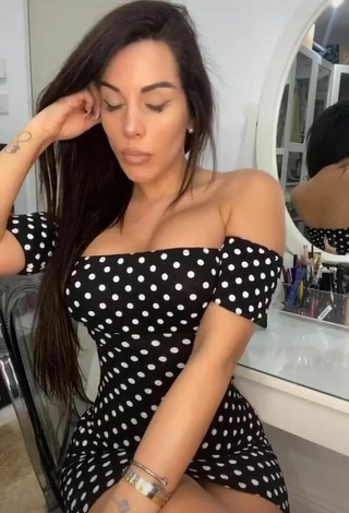 Titillating Laura Lempika Shows Cleavage