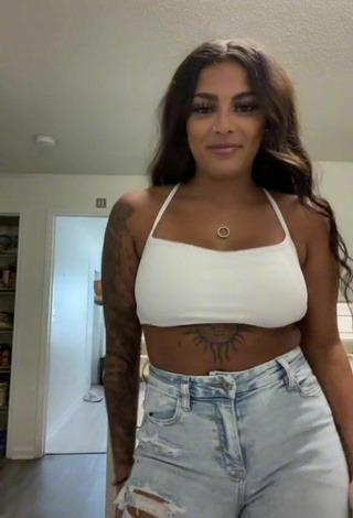 Sultry Liaamonae in White Crop Top and Bouncing Boobs