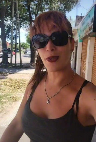 2. Sexy Libertad Alma Shows Cleavage