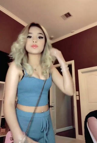 2. Sexy Linag0ldi in Grey Crop Top