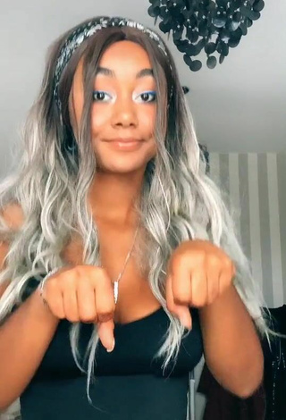 Adorable Elizabeth Anorue Shows Cleavage and Bouncing Tits