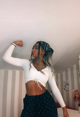 2. Breathtaking Elizabeth Anorue in White Crop Top