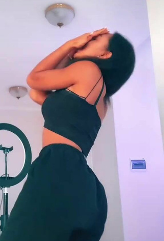 4. Titillating Elizabeth Anorue Shows Cleavage in Black Crop Top