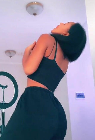 5. Titillating Elizabeth Anorue Shows Cleavage in Black Crop Top