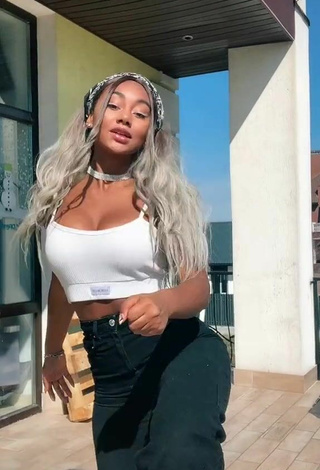 2. Seductive Elizabeth Anorue Shows Cleavage in White Crop Top and Bouncing Tits