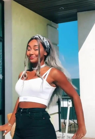 2. Elizabeth Anorue Shows Cleavage in Hot White Crop Top and Bouncing Boobs