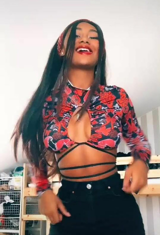 4. Elizabeth Anorue Shows Cleavage in Cute Crop Top