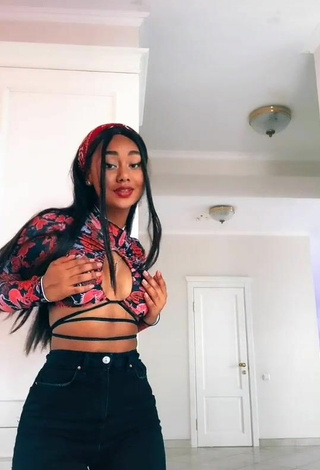 Sensual Elizabeth Anorue Shows Cleavage in Crop Top