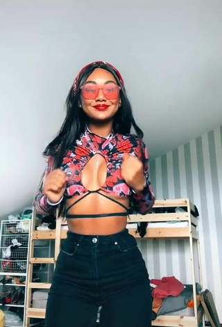 Fine Elizabeth Anorue Shows Cleavage in Sweet Crop Top and Bouncing Boobs