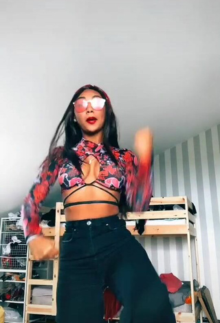 2. Fine Elizabeth Anorue Shows Cleavage in Sweet Crop Top and Bouncing Boobs