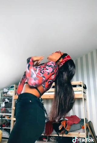 3. Fine Elizabeth Anorue Shows Cleavage in Sweet Crop Top and Bouncing Boobs