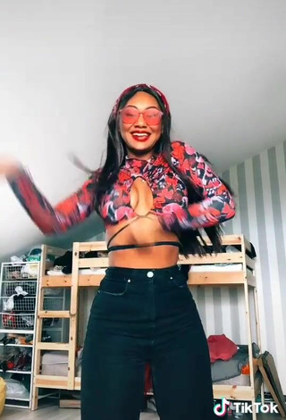 4. Fine Elizabeth Anorue Shows Cleavage in Sweet Crop Top and Bouncing Boobs