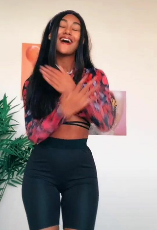 Hottie Elizabeth Anorue Shows Cleavage in Crop Top