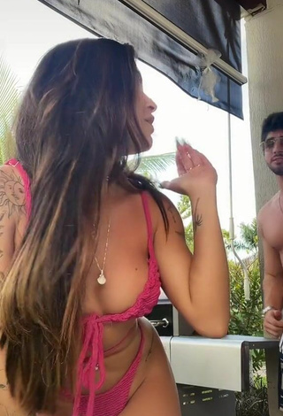 3. Magnetic Luana Targinno Shows Cleavage in Appealing Pink Bikini