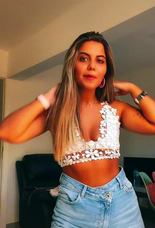 Sexy Maria Nunes Shows Cleavage in White Crop Top