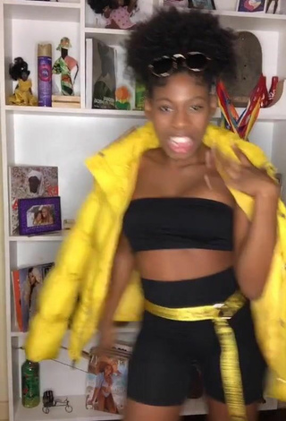 Sultry MC Soffia Shows Cleavage in Black Tube Top and Bouncing Boobs