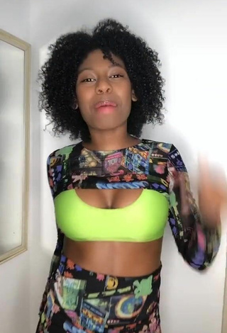 Hot MC Soffia Shows Cleavage in Crop Top