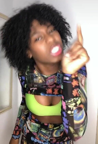 6. Hot MC Soffia Shows Cleavage in Crop Top