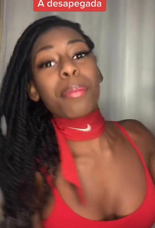 6. Titillating MC Soffia Shows Cleavage in Red Crop Top